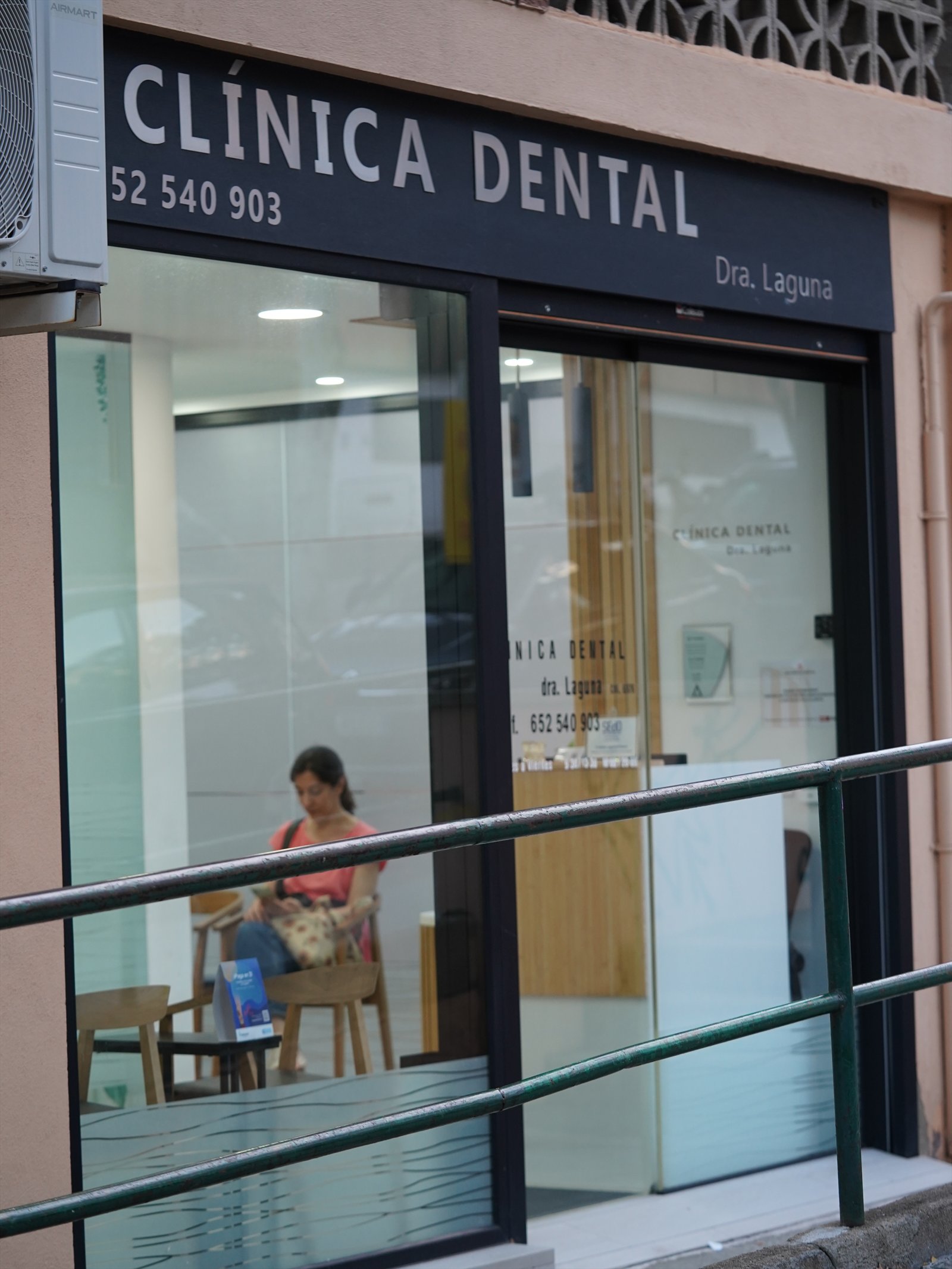 Fachada y entrada de la Clínica Dental Dra. Laguna en Badalona